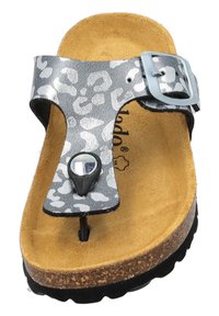 Sandalia deslizante de estampado de leopardo gris y blanco con hebilla ajustable, plantilla de corcho y suela de goma. Presenta un detalle metálico cerca del dedo del pie.