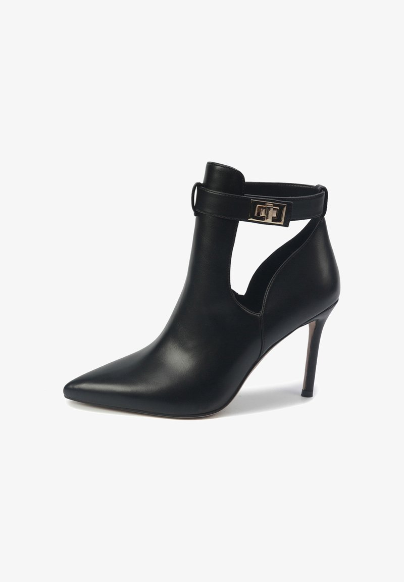 Schwarze Leder-Ankle-Boots mit spitzem Zehenbereich, Ausschnitt-Design und Riemen mit einer goldfarbenen Schnalle. Entworfen mit einem Stiletto-Absatz.