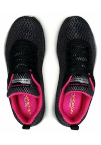 Sneakers neri Skechers con tomaia in tessuto a rete, dettagli rosa, soletta in memory foam e suola leggera. Presentano un laccio tradizionale.