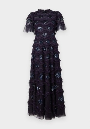 Vestido longo de renda roxa escura com camadas de babados, adornado com lantejoulas e um design floral. Mangas curtas e bufantes e decote alto.