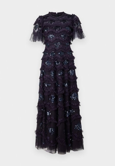 Lang, mørk lilla blondekjole med lagdelte flæser, pyntet med pailetter og blomsterdesign. Korte puffede ærmer og høj halsudskæring.