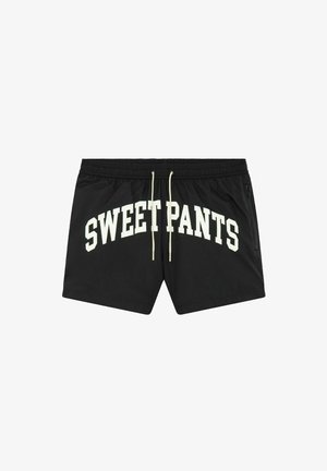Shorts noirs avec "SWEET PANTS" imprimé en texte blanc en arc. Comprend une taille élastique avec cordon de serrage et des poches latérales.