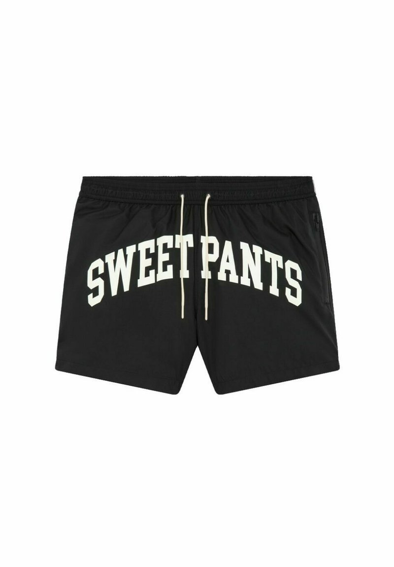 Shorts noirs avec "SWEET PANTS" imprimé en texte blanc en arc. Comprend une taille élastique avec cordon de serrage et des poches latérales.