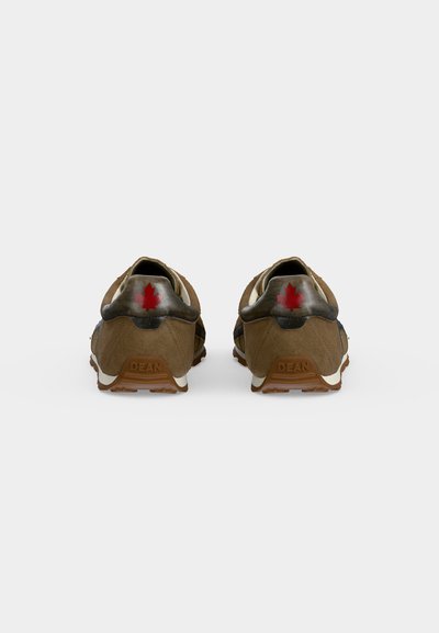 Paire de chaussures marron décontractées vues de dos, chacune avec une feuille d'érable rouge sur le talon et "DEAN" embossé sur le bord de la semelle.