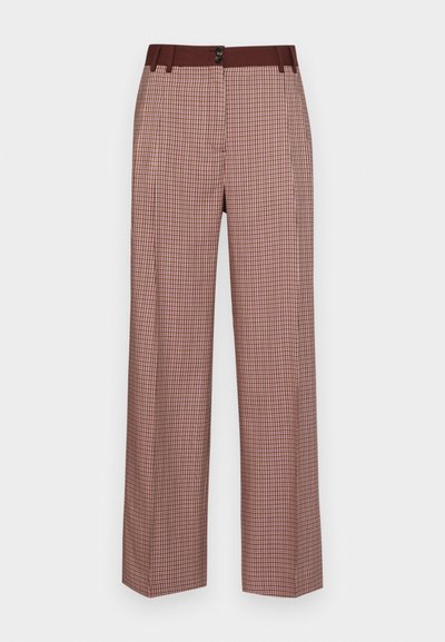 Platas kājas bikses brūnā un krēmkrāsā pārbaudītā rakstā, ar vienkrāsainu brūnu jostasvietu un diviem pogām priekšā, lai aizvērtu.