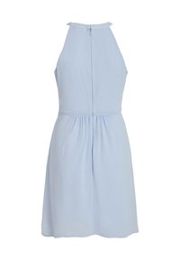 Robe sans manches bleu clair avec col montant, taille ajustée, jupe froncée et fermeture éclair au dos.