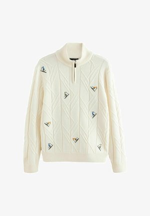 Weißer Strickpullover mit hohem Kragen, ausgestattet mit einem Reißverschluss an der Vorderseite und skibegeisterten, bunten Stickereien, die über den Pullover verteilt sind.