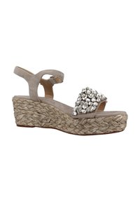 Sandalia de cuña de ante beige con suela de yute trenzado, que presenta un prominente adorno de strass en la amplia correa frontal y una correa trasera.