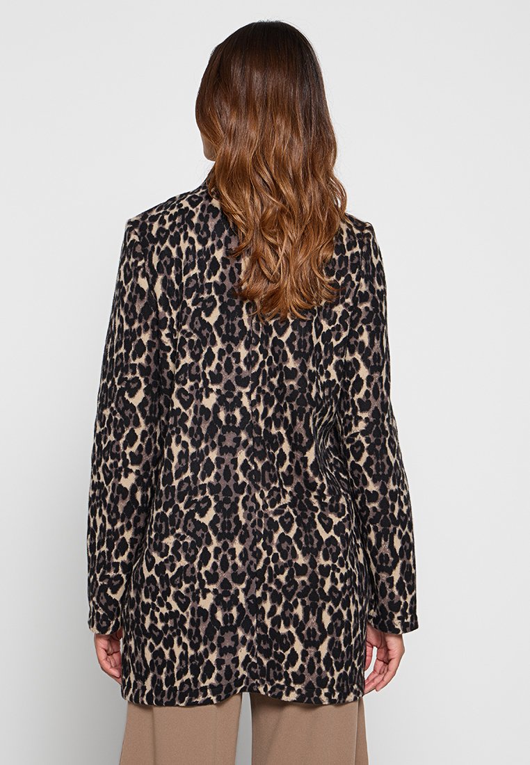 Leopardenmuster Blazer mit langen Ärmeln, weichem Stoff, lockerer Passform und einem Rückenventil. Die Farbgestaltung umfasst beige, schwarze und braune Töne.