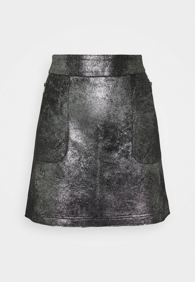 Gonna mini nera con una finitura lucida e testurizzata, caratterizzata da due tasche frontali e una vita aderente, evidenziata da accenti argentati.