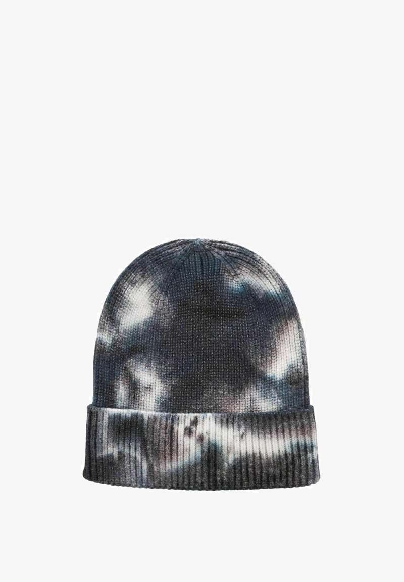 Bonnet en tricot avec un motif tie-dye dans des nuances de gris foncé, gris clair et des touches de bleu. Présente un revers roulé et un tissu texturé.