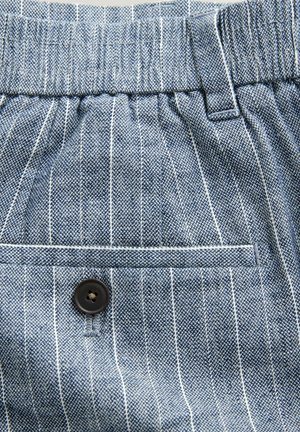 Blau gestreifter Stoff mit einem elastischen Bund, einer Gesäßtasche mit einem schwarzen Knopf und einem strukturierten Webmuster.