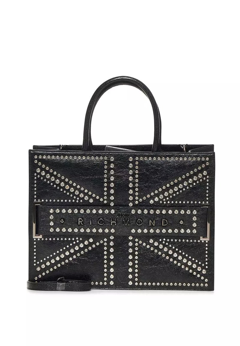 Borsa a tracolla in pelle nera con un design della Union Jack in dettagli borchiati, una fascia centrale con il brand "RICHMOND" e doppi manici.
