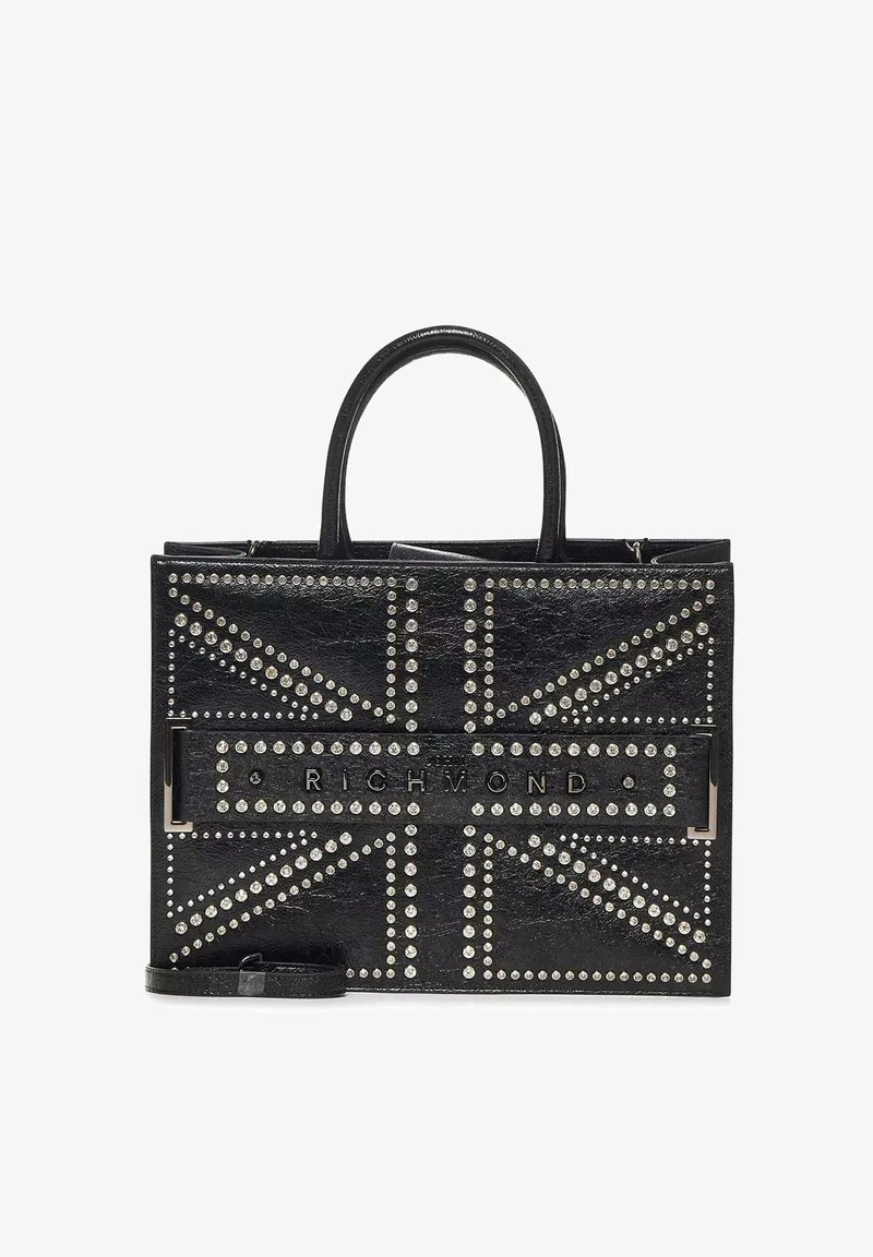 Borsa a tracolla in pelle nera con un design della Union Jack in dettagli borchiati, una fascia centrale con il brand "RICHMOND" e doppi manici.