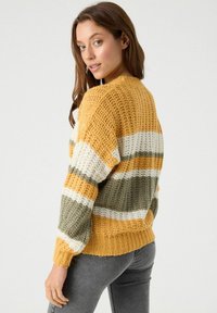 Suéter de punto, amarillo con rayas blancas y verdes, cuello redondo, corte holgado, tela texturizada, puños y dobladillo de canalé.