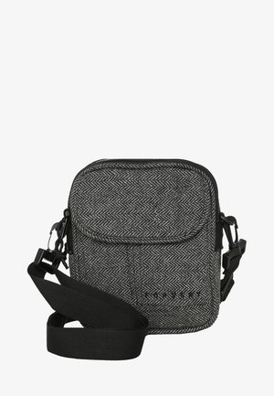 Bolso cruzado gris con patrón de espiga, correa ajustable negra, cierre superior con cremallera y bolsillo en la parte frontal para almacenamiento adicional.