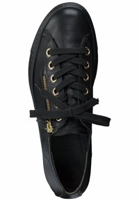 Zwarte sneaker van textuurleer, met gouden oogjes, veters en een ritsdetail aan de zijkant. Ronde neus en platte zool.