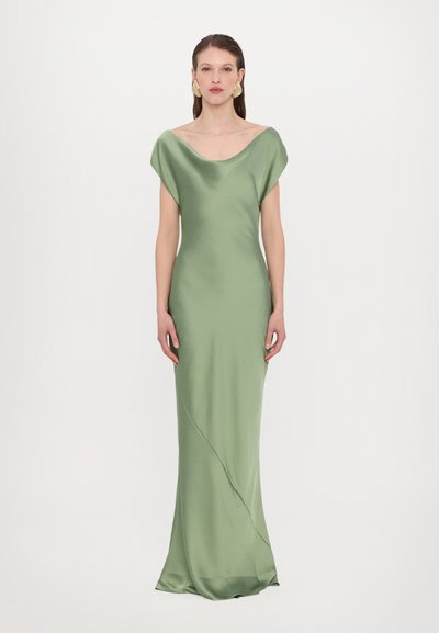Robe de soirée en satin vert avec un décolleté en creux, des manches courtes et une silhouette ajustée qui descend jusqu'au sol. Présente une couture diagonale subtile.