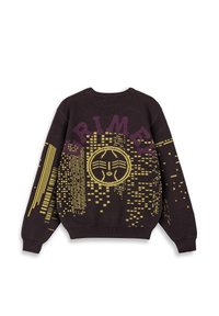 Suéter de punto marrón con patrones geométricos en amarillo y púrpura. Cuello redondo, mangas largas; presenta un gran diseño de texto en la parte posterior.
