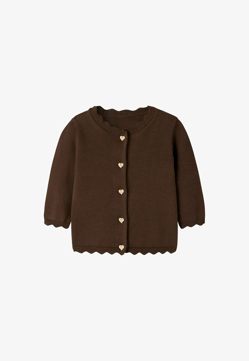 Cardigan bébé tricoté marron avec des bords festonnés et cinq petits boutons en forme de cœur sur le devant.