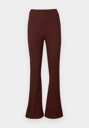 Pantalons évasés bordeaux en tissu doux et extensible avec une taille élastique. Texture lisse avec un motif chiné subtil.