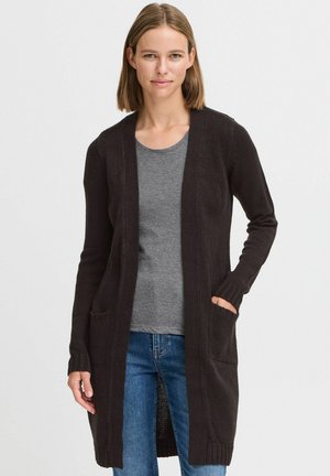 Cardigan long marron foncé en tissu tricoté, doté de deux poches avant, de poignets côtelés et d'un design à front ouvert. Porté par-dessus un haut gris.