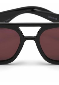 Schwarze Sonnenbrille mit einem einzigartigen Doppelsteg-Design, dunkelroten Gläsern und glatten, glänzenden Rahmen mit abgerundeten Kanten.