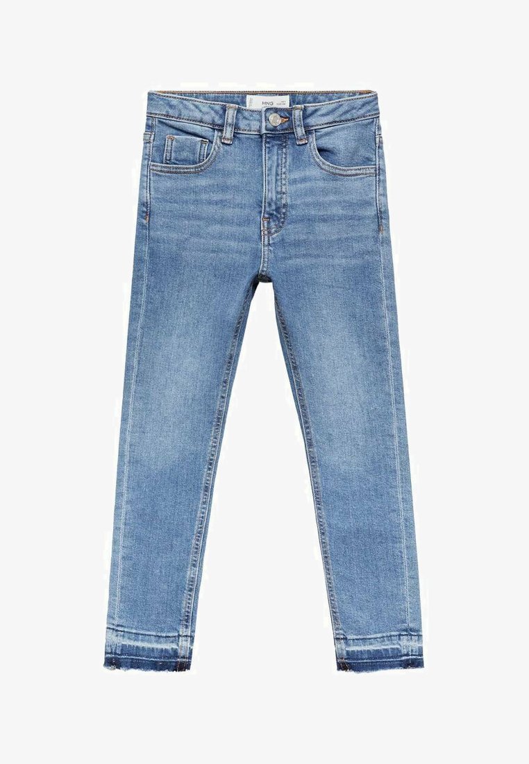 Svijetloplave traperice slim kroja. Karakteristike uključuju prednje džepove, kopčanje na dugme i izlizane detalje na rubu.