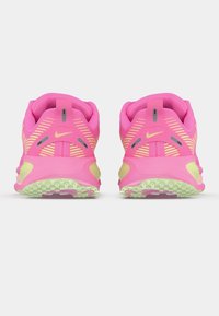 Nike tekaške čevlje v svetlo roza barvi z zelenimi poudarki. Teksturovan zgornji del iz mrežastega materiala, oblazinjen ovratnik in gumijast podplat z majhnimi zatiči za oprijem.