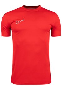 Czerwona koszulka T-shirt z krótkim rękawem, wykonana z gładkiego materiału. Posiada okrągły dekolt i białe logo Nike na lewej piersi. Brak wzorów i akcentów.