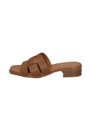 Sandalo marrone in pelle con punta aperta, cinturini intrecciati e tacco basso impilato su sfondo bianco.