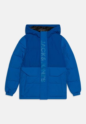 Blå pufferjakke med hætte, der har et centralt logo, to store frontlommer og en quiltet struktur.