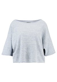 Haut tricoté bleu clair avec un large col bateau et des manches courtes. Tissu texturé et coupe boxy avec des fentes latérales pour un confort de mouvement.