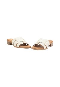 Sandalias deslizantes de mimbre blanco con un bajo tacón cuadrado marrón y tiras lisas y texturizadas. Aptas para vestir de manera informal.
