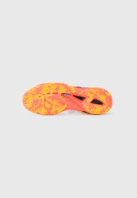 Schuhsohle mit einem strukturierten Muster in lebhaftem Pink und Gelb, entworfen für Haftung und Haltbarkeit mit einem leichten, flexiblen Design.