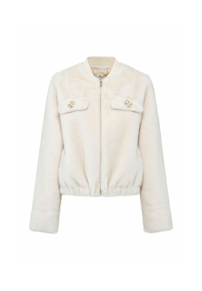 Chaqueta bomber de piel sintética blanca con cremallera frontal, cuello y puños acanalados, dos bolsillos en el pecho y acentos de hardware en tono dorado.