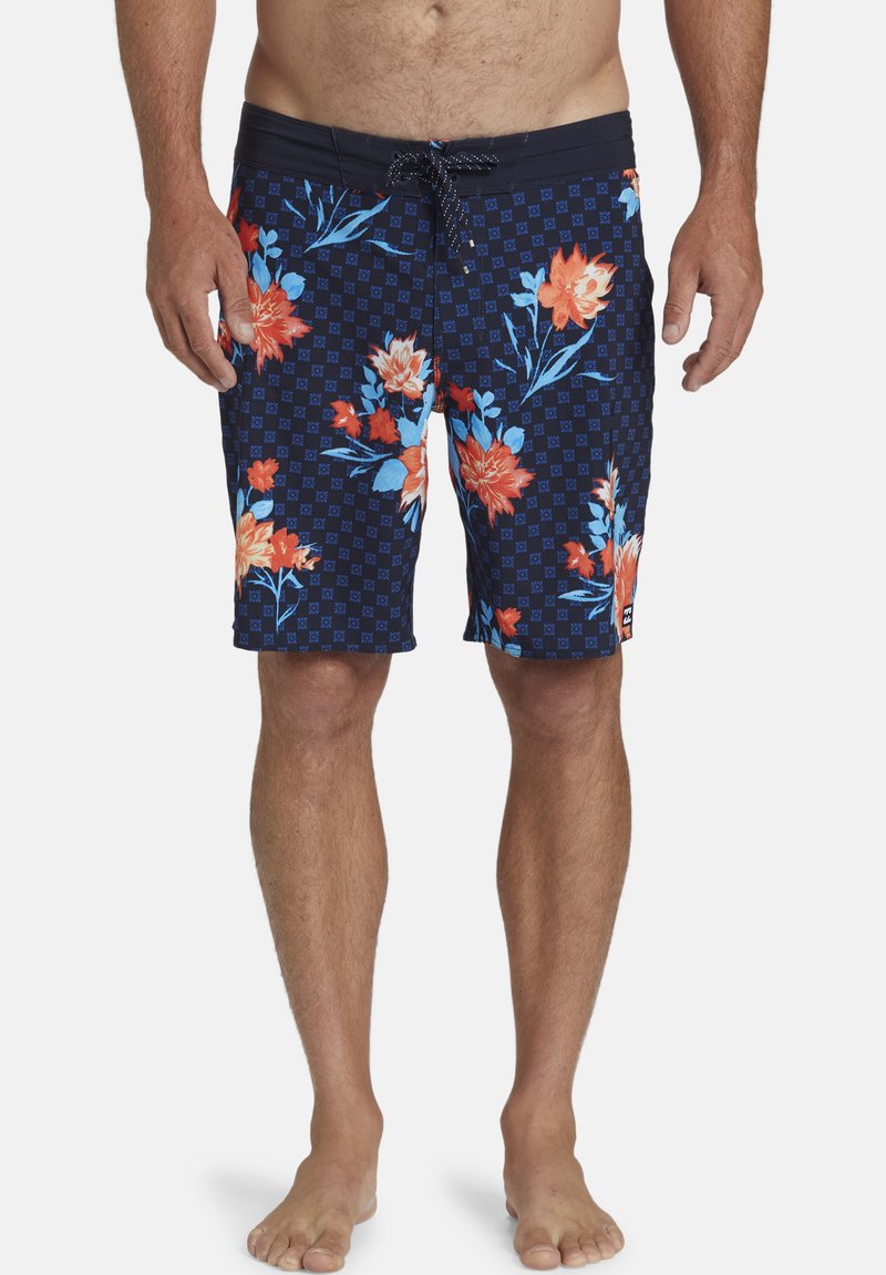 Shorts da bagno floreali in blu scuro con fiori arancioni e blu, caratterizzati da un motivo a quadretti, vita con coulisse e lunghezza sopra il ginocchio.