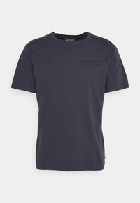 Tmavě modré tričko vyrobené z bavlny, s krátkým rukávem a kulatým výstřihem. Malé černé logo na přední levé části hrudi.