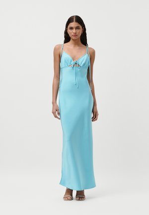 Hellblaues, bodenlanges Kleid aus Satin mit einem tiefen Ausschnitt, einer Schleifenapplikation an der Vorderseite und dünnen Trägern.