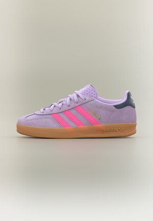 adidas Originals, GAZELLE INDOOR UNISEX - Sneakers basse - powder plum/lucid pink