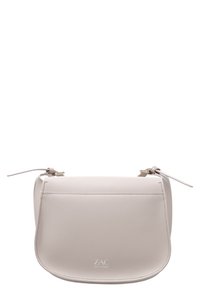 Borsa a tracolla in pelle beige chiaro con forma curvata, pattina ribaltabile e chiusura con zip. Presenta un logo sottile e sottili cinturini regolabili.