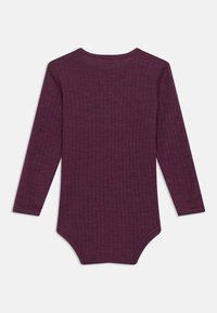 Body per neonati a maniche lunghe, color borgogna con bordo a coste e scollo rotondo, mostrato disteso sulla schiena su uno sfondo bianco.