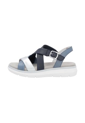 Riemchensandalette aus verschiedenen Materialien: dunkelblau, hellblau und metallisch silber. Mit verstellbarem Schnallenverschluss und gepolsterter weißer Sohle.