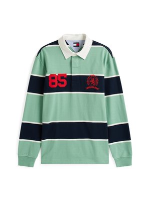 Polo a maniche lunghe con un design a righe verdi e blu navy. Presenta un colletto bianco, un numero "85" rosso e un crest ricamato sul petto.