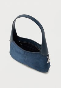 Τσάντα χειρός από σουέντ σε ναυτικό μπλε με δερμάτινο πάνω χερούλι, κλείσιμο με φερμουάρ και εσωτερικές θήκες, διακοσμημένη με λεπτομέρεια λογότυπου σε ασημί χρώμα.