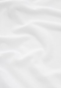 Witte stof met een gladde textuur, kenmerkend door subtiele kreuken en een uniforme uitstraling, geschikt voor diverse textieltoepassingen.