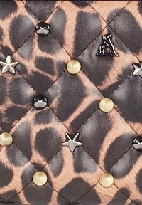 Gepatteerde leren portemonnee in een luipaardpatroon, met zwarte, gouden en zilveren studs als accenten, voorzien van ruitvormige stiksels en een glanzende textuur.