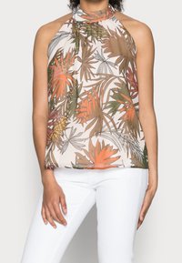 Top de halter floral en tela ligera, con un patrón de hojas multicolores en tonos verdes, naranjas y beiges. Textura suave y fluida.