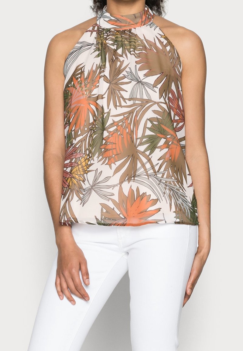 Top de halter floral en tela ligera, con un patrón de hojas multicolores en tonos verdes, naranjas y beiges. Textura suave y fluida.