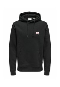 Zwarte hoodie van zachte stof met een voorzak, verstelbare touwtjes en een klein logopatch op de bovenste linkerborst.